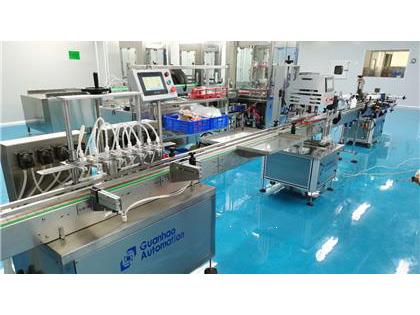 灌裝機(jī)，旋蓋機(jī)，貼標(biāo)機(jī)，生產(chǎn)車間安裝完成